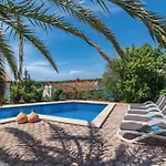 3 Bedroom Front In Pula