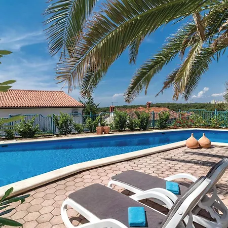 3 Bedroom Front In Pula